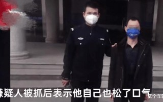 浙江杭州一男子街头举牌，浙江杭州一男子打骂妻子