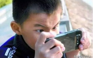 安徽淮南一学校将学生10部手机收缴并在学校大会上公开砸到冒烟，你怎么看？