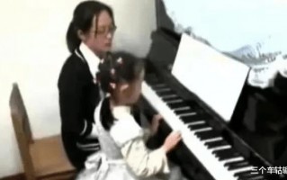 这些女孩每天花两个小时弹钢琴，邻居小孩半夜10点还在弹钢琴