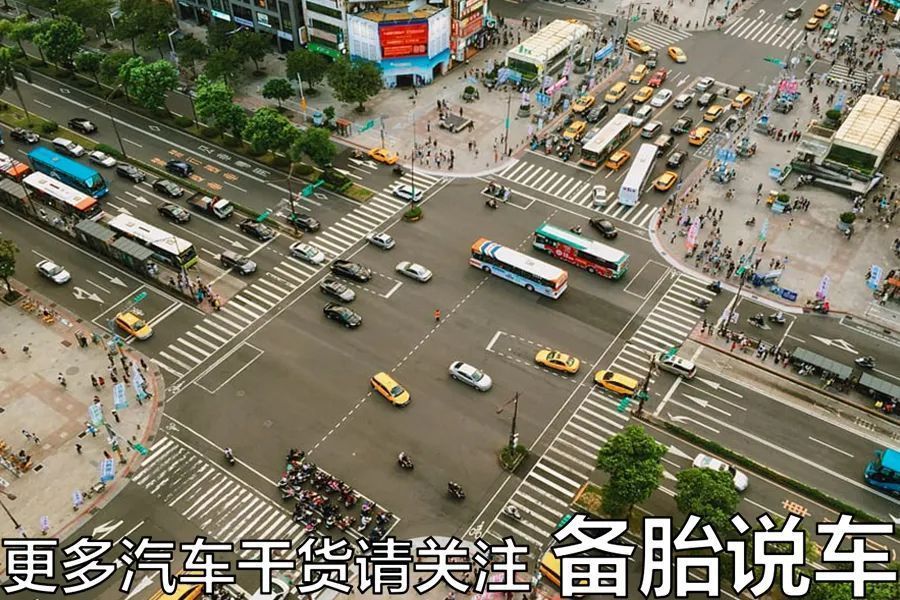 红绿灯路口地板油起步，路口地板油起步违法吗-第2张图片