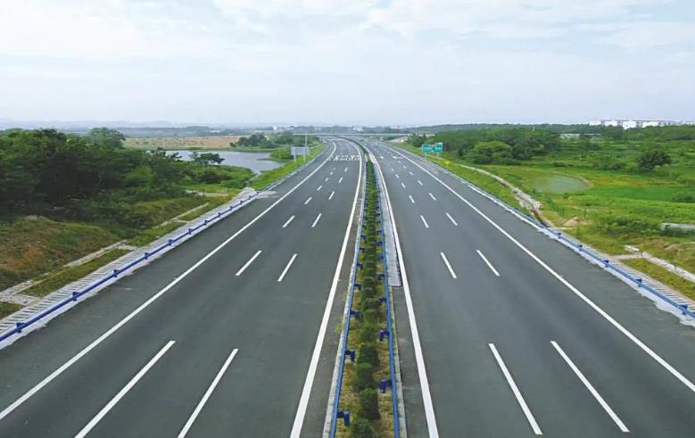 慢车道跑快车道车速度，会车在快车道还是慢车道-第1张图片