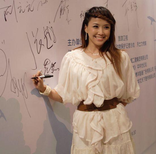 歌手王蓉拿起水杯图片，歌手王蓉拿起水杯视频-第1张图片